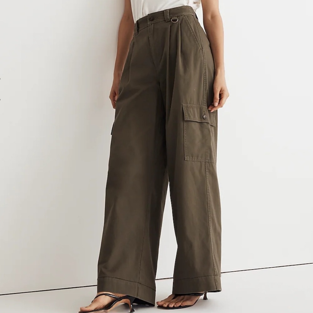 Madewell Harlow Wide-Leg Cargo Pant in (Re)generative Chino Olive Green